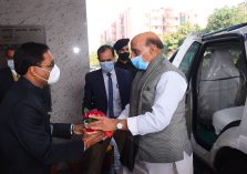 Shri Rajnath Singh, Hon'ble Raksha Mantri being welcomed by Shri Ajay Kumar Sharma, the then Director General Defence Estates.;?>