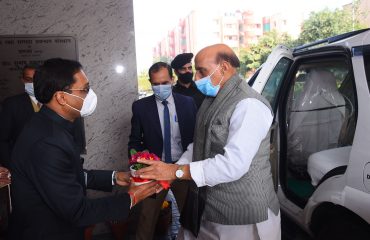 माननीय रक्षा मंत्री श्री राजनाथ सिंह का स्वागत तत्कालीन रक्षा सम्पदा महानिदेशक श्री अजय कुमार शर्मा द्वारा किया जा रहा है।