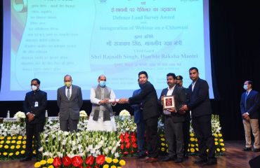 Shri Rajnath Singh, Hon'ble Defence Minister distributing awards to officers and employees of Defence Estates Organisation for outstanding work in Defence Land Survey