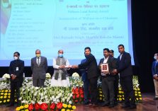 Shri Rajnath Singh, Hon'ble Defence Minister distributing awards to officers and employees of Defence Estates Organisation for outstanding work in Defence Land Survey;?>