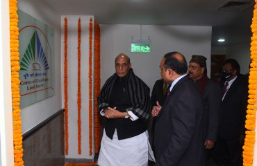 माननीय रक्षा मंत्री श्री राजनाथ सिंह ने दिल्ली कैंट स्थित राष्ट्रीय रक्षा संपदा प्रबंधन संस्थान के उत्कृष्टता भूमि सर्वेक्षण केंद्र का दौरा किया
