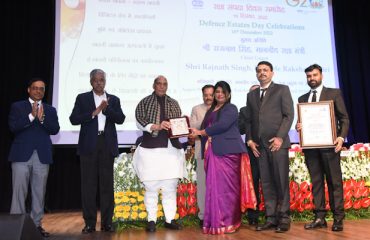 Shri Rajnath Singh, Hon'ble Defence Minister presenting the Defence Minister Excellence Award for the year 2022 to Bakloh Cantonment Board in the category 