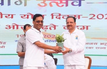 Shri Ajay Bhatt, Hon'ble Raksha Rajya Mantri being welcomed by Shri Ajay Kumar Sharma, the then Director General Defence Estates