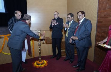 माननीय रक्षा राज्य मंत्री श्री अजय भट्ट दीप प्रज्वलित करते हुए