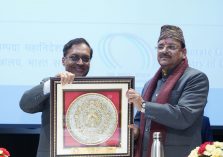 Defence Estates Day 2021: Shri Ajay Kumar Sharma, then Director General Defence Estates presenting a memento to Shri Ajay Bhatt, Hon'ble Minister of State for Defence;?>