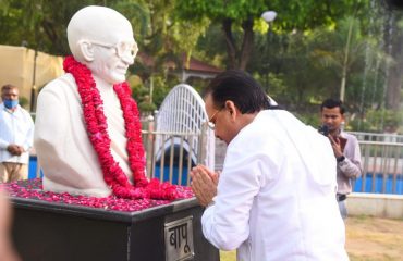 Shri Ajay Bhatt, Hon'ble Minister of State for Defence garlanding the statue of Bapu