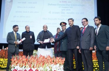 Shri Rajnath Singh, Hon'ble Defence Minister presenting the Defence Minister Excellence Award for the year 2021 to the Delhi Cantonment Board in the category “Clean Cantonment - Healthy Cantonment”