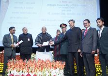 Shri Rajnath Singh, Hon'ble Defence Minister presenting the Defence Minister Excellence Award for the year 2021 to the Delhi Cantonment Board in the category “Clean Cantonment - Healthy Cantonment”;?>