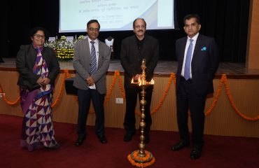 दीप प्रज्वलित करते गणमान्य व्यक्ति