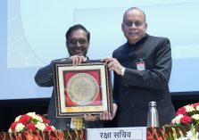 Defence Estates Day 2021: Shri Ajay Kumar Sharma, then Director General Defence Estates presenting a memento to Dr Ajay Kumar, Defence Secretary;?>