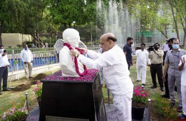 श्री राजनाथ सिंह, माननीय रक्षा मंत्री बापू की प्रतिमा को मालार्पण करते हुए