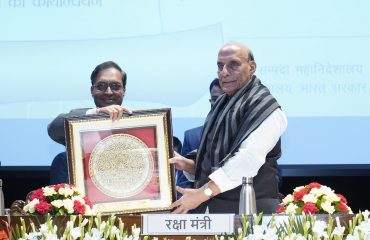 रक्षा संपदा दिवस 2021: श्री अजय कुमार शर्मा, तत्कालीन महानिदेशक रक्षा संपदा, माननीय रक्षा मंत्री श्री राजनाथ सिंह को स्मृति चिन्ह भेंट करते हुए