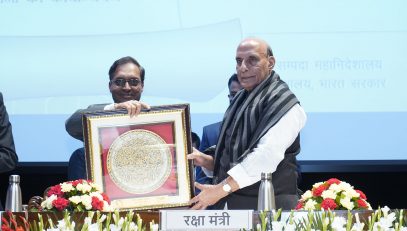 Defence Estates Day 2021: Shri Ajay Kumar Sharma, then Director General Defence Estates presenting a memento to Shri Rajnath Singh, Hon’ble Defence Minister