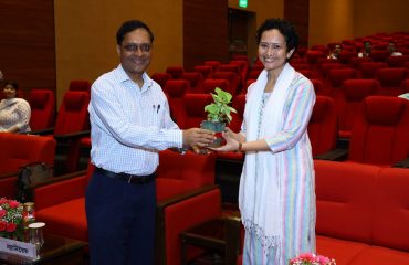 Shri Ajay Kumar Sharma, then Director General Defence Estates welcoming the Chief Guest Dr. Indu Sharma, Assistant Professor, Morarji Desai National Institute of Yoga during Lecture on Yoga (30-05-2022)