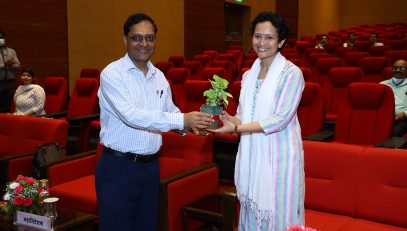 Shri Ajay Kumar Sharma, then Director General Defence Estates welcoming the Chief Guest Dr. Indu Sharma, Assistant Professor, Morarji Desai National Institute of Yoga during Lecture on Yoga (30-05-2022)