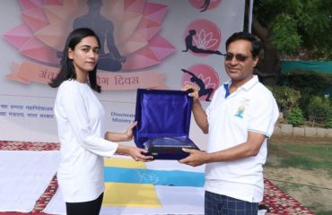 Shri Ajay Kumar Sharma, the then Director General Defence Estates giving memento to Ms Rudrakshi Tomar, Yoga Instructor, Morarji Desai National Institute of Yoga