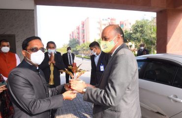 Dr Ajay Kumar, the then Defence Secretary being welcomed by Shri Ajay Kumar Sharma, the then Director General Defence Estates.