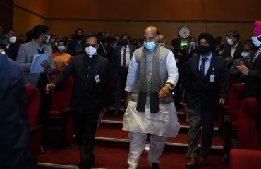 माननीय रक्षा मंत्री श्री राजनाथ सिंह चाणक्य ऑडिटोरियम में प्रवेश करते हुए