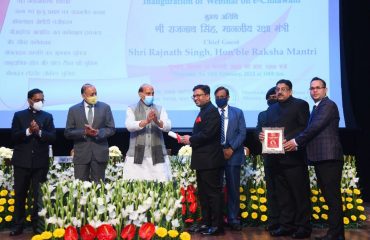 Shri Rajnath Singh, Hon'ble Defence Minister distributing awards to officers and employees of Defence Estates Organisation for outstanding work in Defence Land Survey