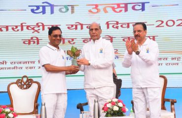 माननीय रक्षा मंत्री श्री राजनाथ सिंह का स्वागत रक्षा सम्पदा के तत्कालीन महानिदेशक श्री अजय कुमार शर्मा द्वारा किया गया।