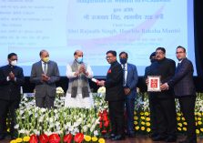 Shri Rajnath Singh, Hon'ble Defence Minister distributing awards to officers and employees of Defence Estates Organisation for outstanding work in Defence Land Survey;?>