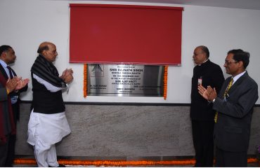 माननीय रक्षा मंत्री श्री राजनाथ सिंह दिल्ली स्थित राष्ट्रीय रक्षा संपदा प्रबंधन संस्थान में भूमि सर्वेक्षण उत्कृष्टता केंद्र का उद्घाटन करते हुए
