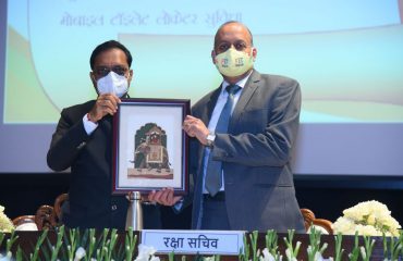 Shri Ajay Kumar Sharma, the then Director General Defence Estates presenting a memento to Dr Ajay Kumar, Defence Secretary