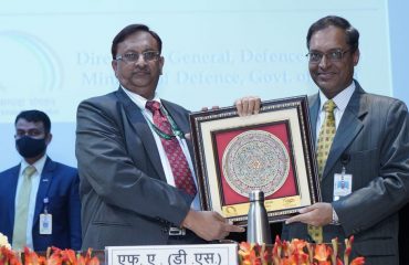 Defence Estates Day 2021: Shri Ajay Kumar Sharma, then Director General Defence Estates presenting a memento to Shri Sanjeev Mittal, FA(DS)