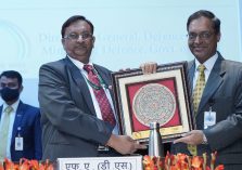 Defence Estates Day 2021: Shri Ajay Kumar Sharma, then Director General Defence Estates presenting a memento to Shri Sanjeev Mittal, FA(DS);?>