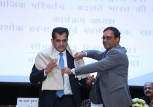 Chief Guest Shri Amitabh Kant, CEO, NITI Aayog receiving the felicitation by Shri Ajay Kumar Sharma, the then Director General, Defence Estates during the 6th Defence Estates Day Lecture;?>