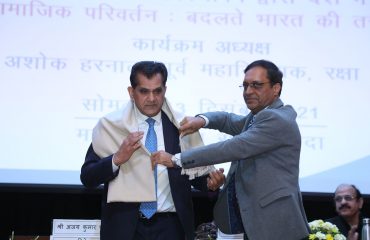 मुख्य अतिथि श्री अमिताभ कांत, सीईओ, नीति आयोग, 6वें रक्षा संपदा दिवस व्याख्यान के दौरान रक्षा संपदा के तत्कालीन महानिदेशक श्री अजय कुमार शर्मा से अभिनंदन प्राप्त करते हुए