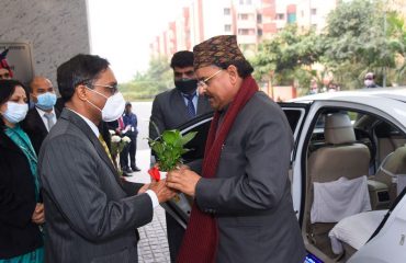 Shri Ajay Bhatt, Hon'ble Raksha Rajya Mantri being welcomed by Shri Ajay Kumar Sharma, the then Director General Defence Estates.