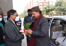 Shri Ajay Bhatt, Hon'ble Raksha Rajya Mantri being welcomed by Shri Ajay Kumar Sharma, the then Director General Defence Estates.;?>