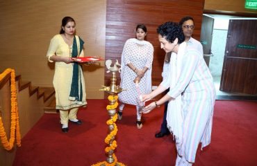 Chief Guest Dr. Indu Sharma, Assistant Professor, Morarji Desai National Institute of Yoga lighting the lamp