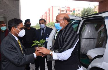 Shri Rajnath Singh, Hon'ble Raksha Mantri being welcomed by Shri Ajay Kumar Sharma, the then Director General Defence Estates.