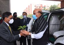 Shri Rajnath Singh, Hon'ble Raksha Mantri being welcomed by Shri Ajay Kumar Sharma, the then Director General Defence Estates.;?>