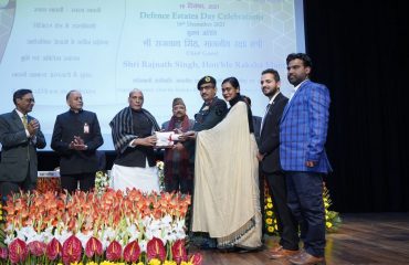 Shri Rajnath Singh, Hon'ble Defence Minister presenting Defence Minister Excellence Award for the year 2021 to Kasauli Cantonment Board in the category “Implementation of e-Cantonment Project”