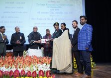 Shri Rajnath Singh, Hon'ble Defence Minister presenting Defence Minister Excellence Award for the year 2021 to Kasauli Cantonment Board in the category “Implementation of e-Cantonment Project”;?>