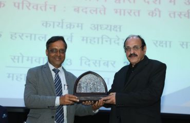 Shri Ajay Kumar Sharma, the then Director General, Defence Estates presenting a memento to Shri Ashok Harnal, former Director General during the 6th Defence Estates Day Lecture