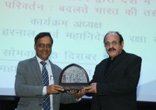 Shri Ajay Kumar Sharma, the then Director General, Defence Estates presenting a memento to Shri Ashok Harnal, former Director General during the 6th Defence Estates Day Lecture;?>