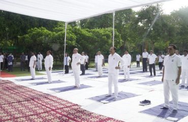 Dignitaries during the Yoga Session