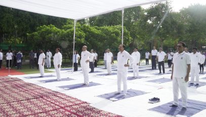 Dignitaries during the Yoga Session