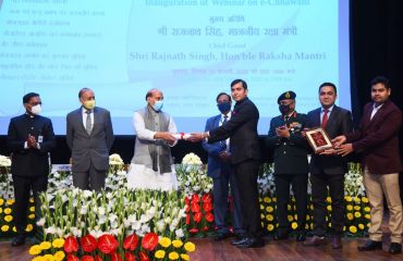 Shri Rajnath Singh, Hon'ble Defence Minister distributing awards to officers and employees of Defence Estates Organisation for outstanding work in Defence Land Survey