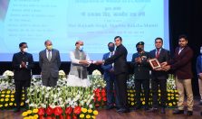Shri Rajnath Singh, Hon'ble Defence Minister distributing awards to officers and employees of Defence Estates Organisation for outstanding work in Defence Land Survey;?>