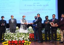 Shri Rajnath Singh, Hon'ble Defence Minister distributing awards to officers and employees of Defence Estates Organisation for outstanding work in Defence Land Survey;?>