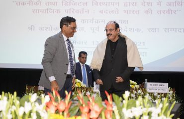 रक्षा संपदा के तत्कालीन महानिदेशक श्री अजय कुमार शर्मा पूर्व महानिदेशक श्री अशोक हरनाल को सम्मानित करते हुए