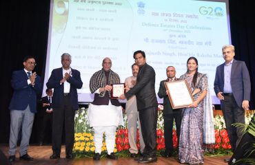 Shri Rajnath Singh, Hon'ble Defence Minister presenting Defence Minister Excellence Award for the year 2022 to Deolali Cantonment Board in the category 