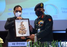 Shri Ajay Kumar Sharma, then Director General Defence Estates presenting a memento to Lt Gen Manoj Pandey, Deputy Chief of the Army Staff (PVSM, AVSM, VSM);?>