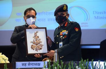 लेफ्टिनेंट जनरल मनोज पांडे, सह सेनाध्यक्ष (पीवीएसएम, एवीएसएम, वीएसएम) को श्री अजय कुमार शर्मा, तत्कालीन महानिदेशक रक्षा सम्पदा स्मृति चिन्ह भेंट करते हुए