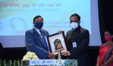 Shri Ajay Kumar Sharma, then Director General Defence Estates presenting a memento to Shri Sanjeev Mittal, FA(DS);?>